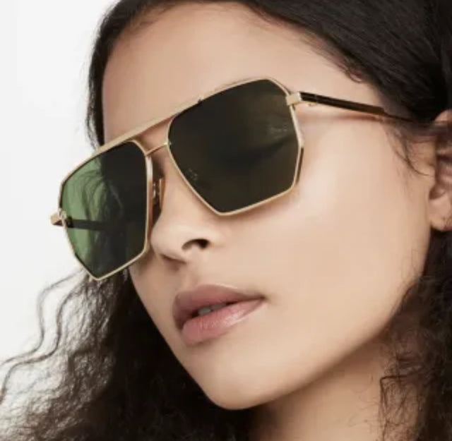 Lunettes de soleil pour femme : élégance avec monture métallique